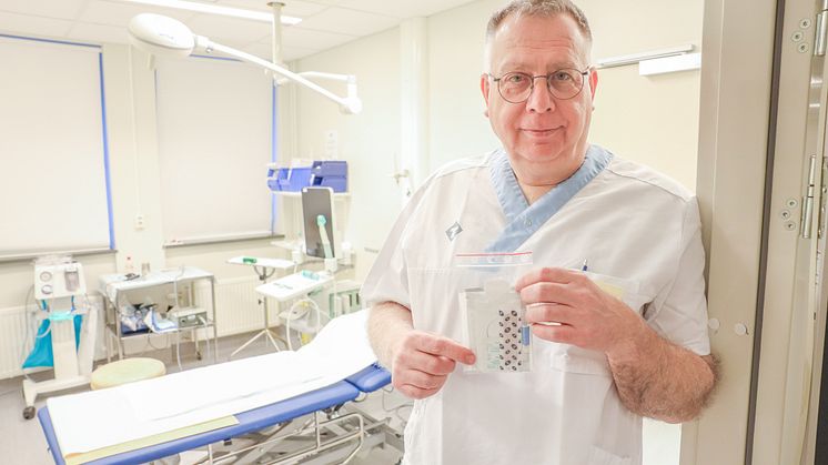 Ove Andrén, urolog på Skellefteå sjukhus, visar det provtagningskit som ska skickas till västerbottningarna under studien.