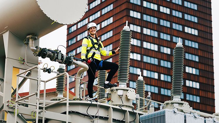Växjö Energis Tina Strömberg har fyra meter ned till marken när hon står ovanpå den nya transformatorn.