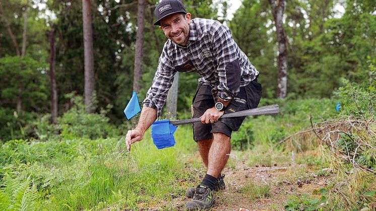 Stefan Stolpe sätter ut markeringar för ledbygge - 16 mil nya mountainbikeleder.jpg