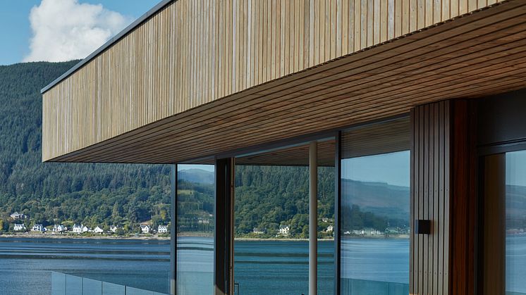Rock Cove, ein modernes Wohnhaus an der schottischen Küste, schwebt auf Stahlstützen über den Klippen.