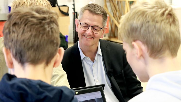 Under besøget på Karensmindeskolen i Støvring, deltog minister for samfundssikkerhed og beredskab, Torsten Schack Pedersen, interesseret i løsningen af denne uges opgaver i cyberkonkurrencen.