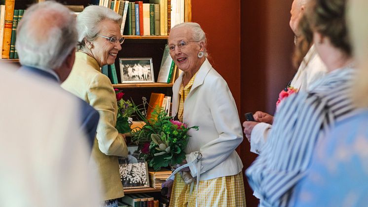 Det var med stor nyfikenhet HM drottning Margrethe av Danmark och HKH prinsessan Benedikte studerade den nya utställningen ”Sagan om Sofiero – från kunglig park till folkets trädgård”. Foto: Mattias Berglund