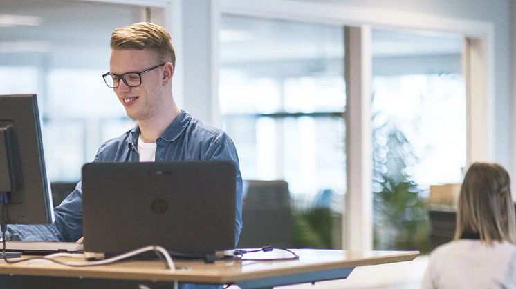 Vi har dem alle, de gode intentioner om at leve sundere og få dyrket regelmæssig motion. Heldigvis er det ikke alle sundhedsråd, som kræver den helt store indsats. For én af måderne du øger din sundhed markant på, er ved at stå op ved dit skrivebord.