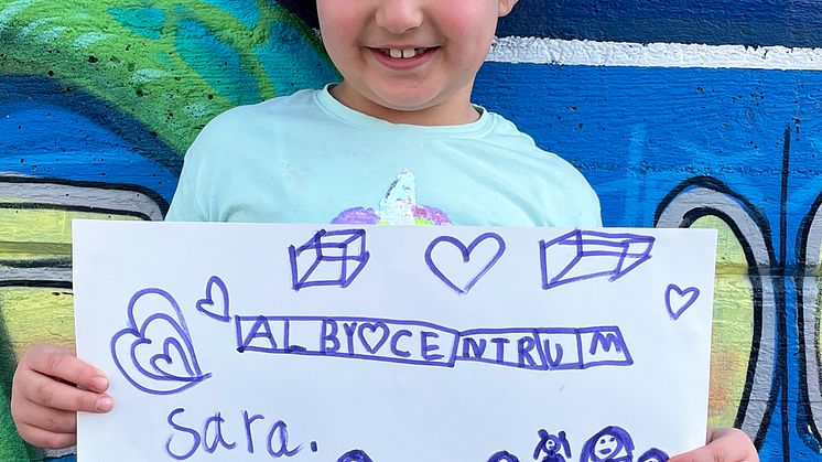 Sara 6 år - vinnare i Botkyrkabyggens teckningstävling 2024 - stående.jpg