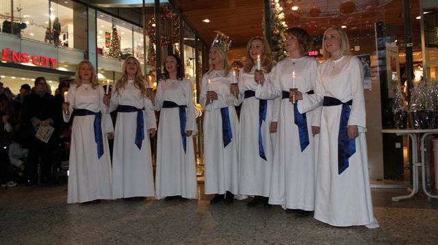 Eleonora Ljusets drottning med tärnor  i Nordstan.