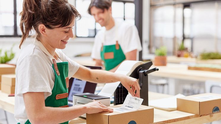 dhl-group-partners-with-shopify-02.jpg
