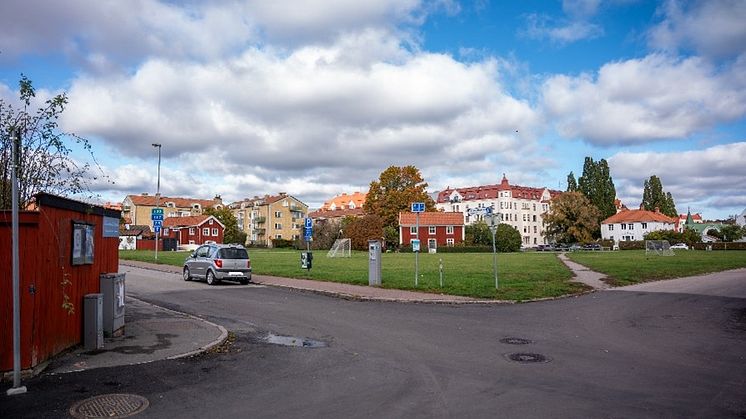 Bild tagen från hörnet Kungsgatan/Västerlånggatan. Till vänster skymtar staketet vid Krusenstiernska gården, rakt fram ses Gullbrandssonska lyckan. (Foto: Kalmar kommun)