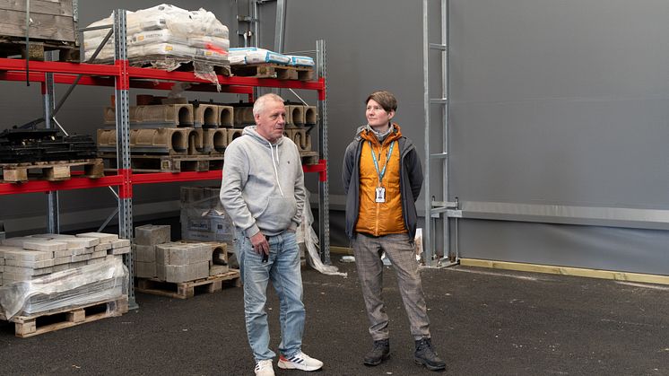 Pelle Bodin, projektledare, och Angélica Karlsson, strategiansvarig för cirkulär byggnation, ser fram emot att stadsfastighetsförvaltningens nya återbruksplats ska öka återbruk av material och utrustning. Foto: Carl Edholm