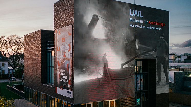LWL_MAK_Außenaufnahme_KNSY-LWL_low_Projektion.jpg