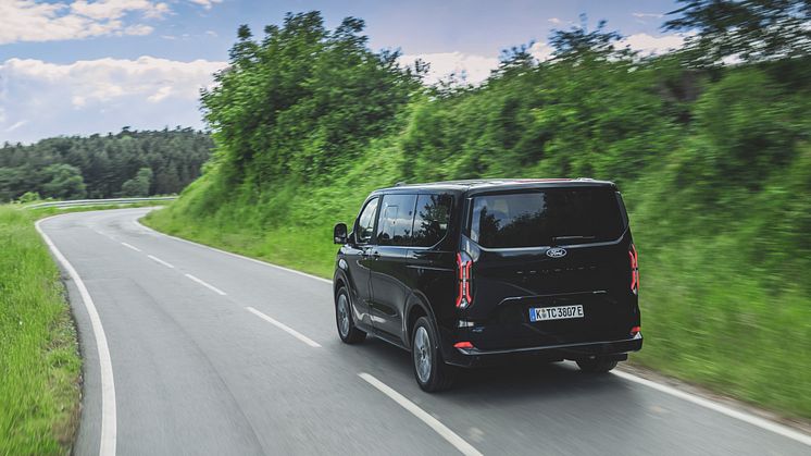 Ford E-Tourneo Custom_Titanium_X (5).jpg