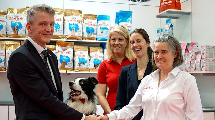 Svenska Kennelklubbens VD Kees de Jong och Mia Umaerus Kempe, Royal Canin Nordics, på Stockholm Hundmässa. Foto: Måns Engelbrektsson.