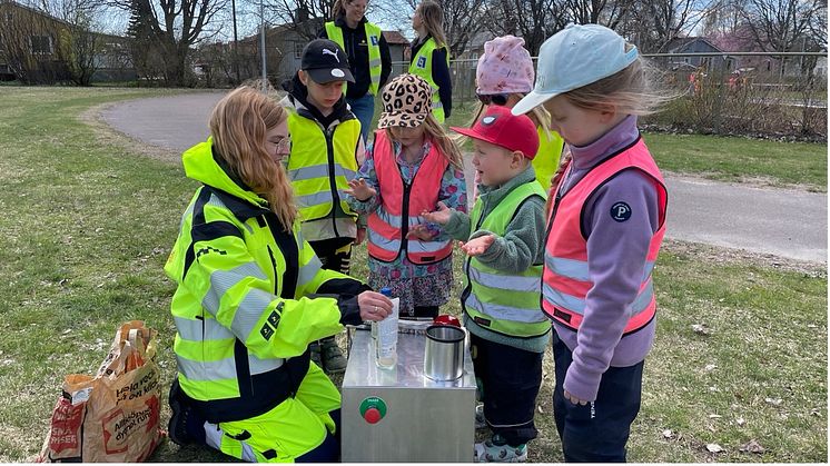 På Norrstrands förskola fick barnen 2023 leka flitigt med återvinningsmaskinen som ledde till glada utrop när soporna blev till nya grejer.