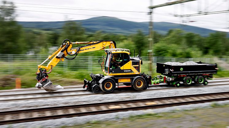 Volvo EWR170E, utrustad med teleskopsticka, jobbar i anslutning till Undersåkers station mellan Järpen och Åre.