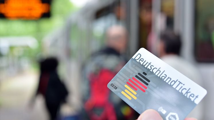 10_Fahrgäste in Stadtbahnhaltestelle_b.jpg