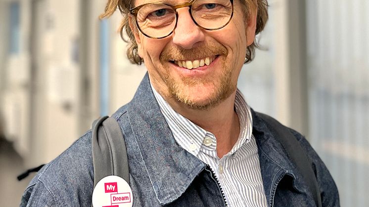 Jonas Bygdeson i skola, nära, stående.jpg