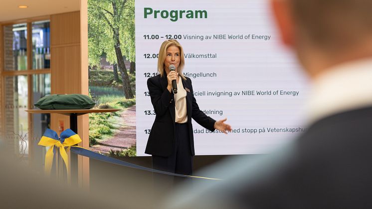 Maria Hägg från NIBE presenterar under invigningen av World of Energy i Markaryd.jpg
