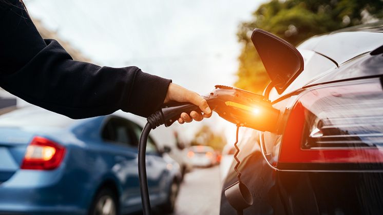 Tickande bomb när bilhandlarna hamnar mitt i elbilskriget 
