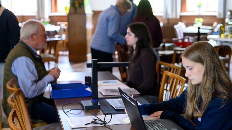 Ein Saal voller Geschichten | Erzählcafé der Kulturwissenschaften an der Universität Vechta zeigt zentrale Bedeutung in ländlichen Transformationsprozessen auf 