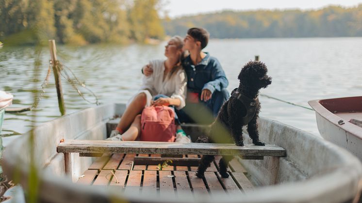 Wandlitz_Paar_mit_Hund_auf_einem_Boot_am_Liepnitzsee.jpg