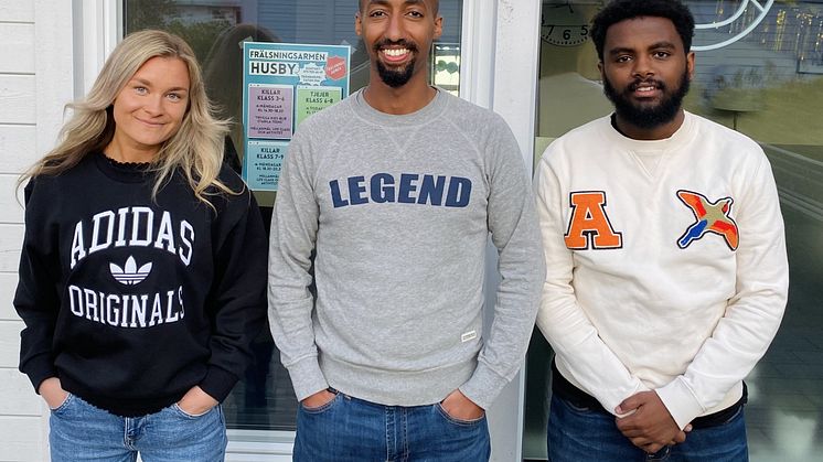 Frälsningsarméns ungdomsledare i Husby; Julia, Yonatan och Alazar tror på ett förebyggande arbete bland ungdomarna och vill ge redskap för att göra goda val i livet. Foto: Carina Tyskbo