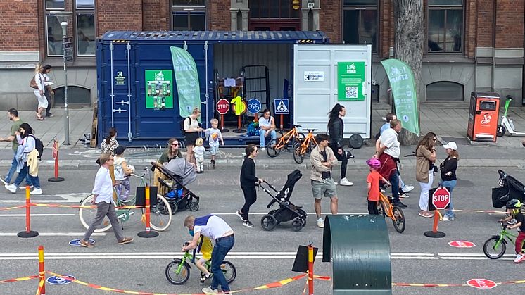 I en ambulerande container har cykelskolan allt som behövs för att lära barn cykla. Bild: Sthlm Bike