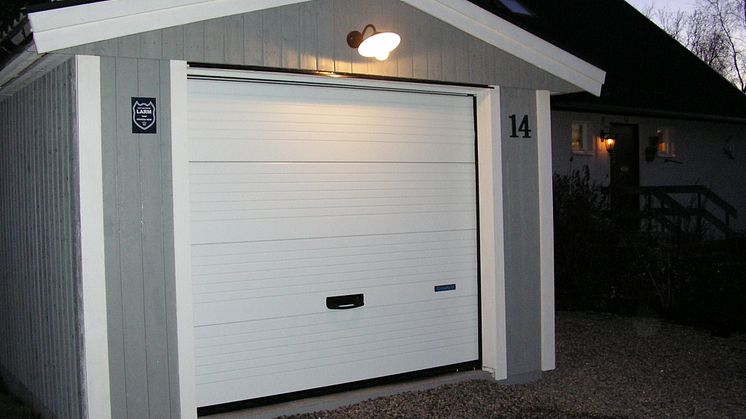 Närbild på enkelgarage från Lövångers Bygg