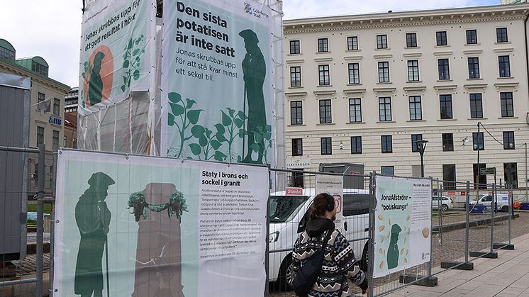 Jonas Alströmer är åter snygg och säker. Den 31 augusti är arbetet med att restaurera statyn på Lilla Torget klart.