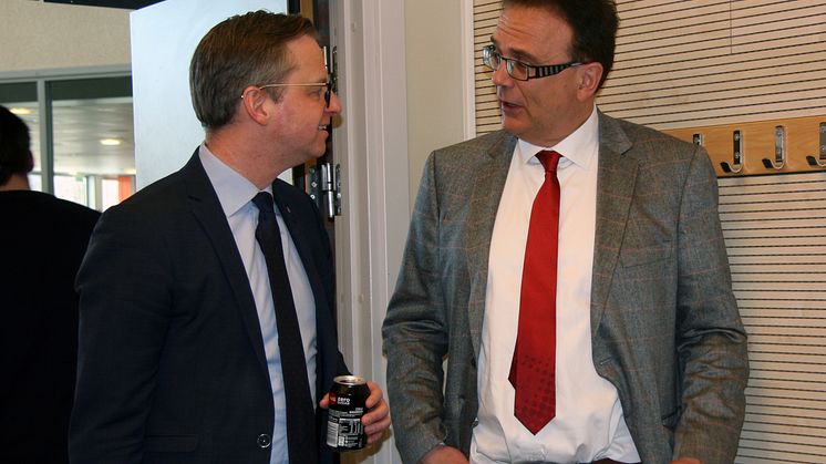 Mikael Damberg i samspråk med högskolans rektor Martin Hellström.