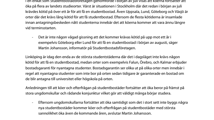 Långa köer väntar nya studenter