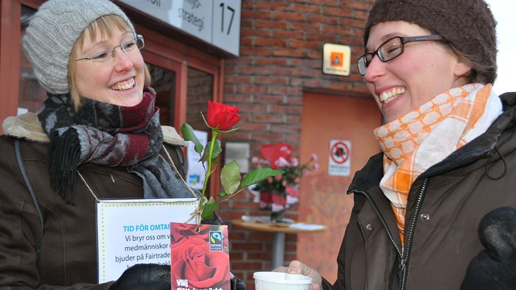 Lotten J Johansson bjuds på Fairtrade-kaffe av Karin Wallin, Miljöförvaltningen