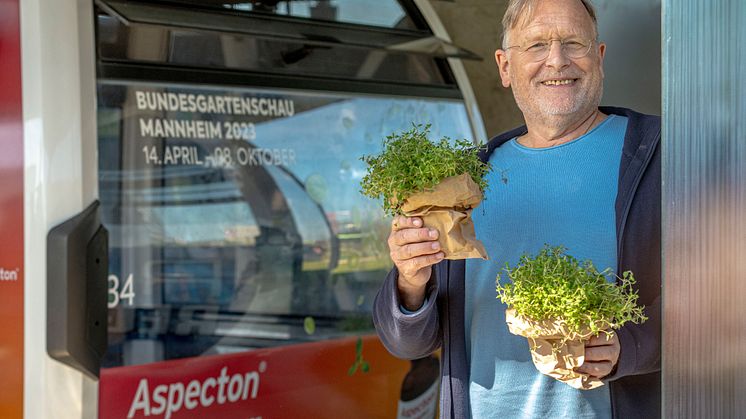 Bereit für die große Fahrt: Prof. Dr. Grönemeyer freute sich sehr darauf, seine Liebe zur Arzneipflanze Thymian in der Seilbahn der Bundesgartenschau 2023 in Mannheim mit interessierten Fahrgästen zu teilen. © HERMES Arzneimittel