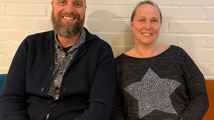 På bilden ser du Joakim Wijkander, rektor på Färsingaskolan och Rebecca Bäckman, biträdande rektor.
