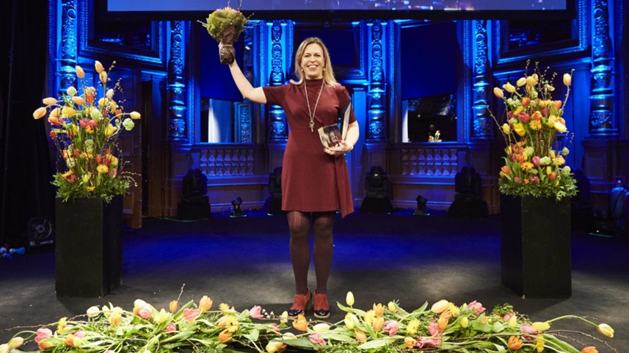 Nicola Westerberg, Distriktschef på Hyresbostäder, tar emot Hederskristallen.