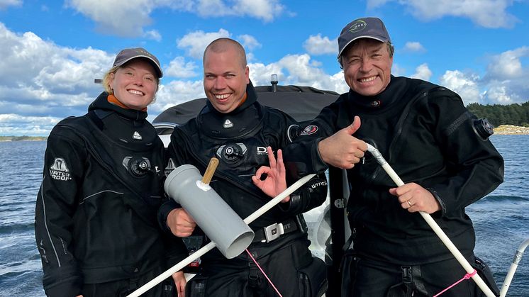 Matilda Rasmussen, Henrik Möller och Per Moksnes, forskare från Göteborgs universitet gläds åt den böljande ålgräsäng som nu breder ut sig. Foto: Eduardo Infantes, Göteborgs universitet.