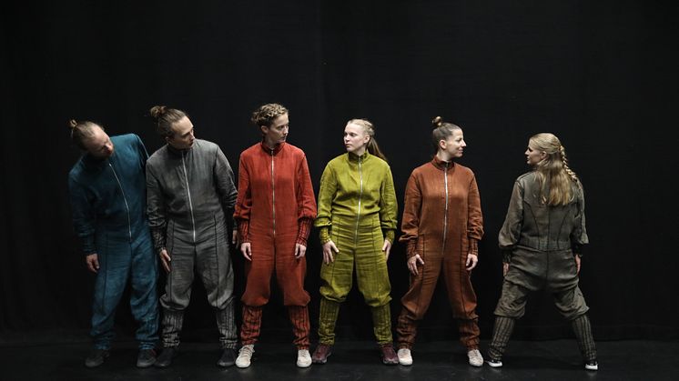 Per Enequist, Vincent Jonsson, Matilda Larsson, Tea Harryson, Ana Diego Garcia och och Sofia Sosso Harryson i In Action. Foto: pressbild