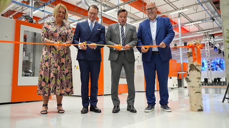 Idag invigdes Synsam Groups produktions- och innovationscenter i Östersund av koncernchef Håkan Lundstedt tillsammans med bl.a. H.K.H. Prins Daniel och näringsminister Karl-Petter Thorwaldsson