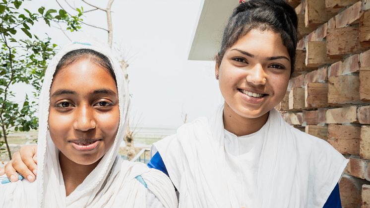 Tack vare skolans nya toalett har skolnärvaron ökat för Shukhi och Piya i Mongla, i södra Bangladesh. ﻿