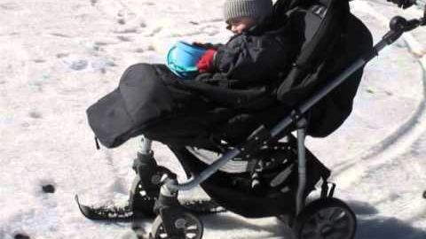 Barnvagn med skidor