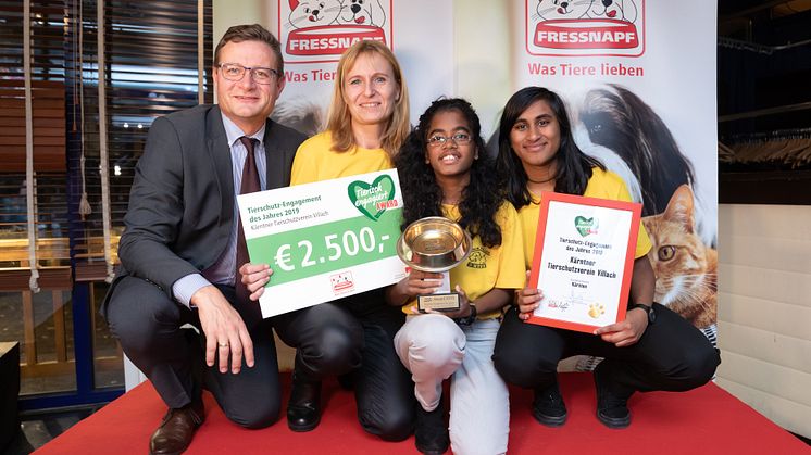 Hermann Aigner übergibt den Preis an den Tierschutzverein Villach