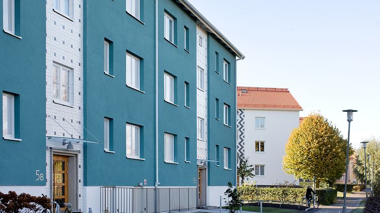 Husen på Långängen har fått nya färgsättningar och klinker i grafiska mönster för att stärka karaktären