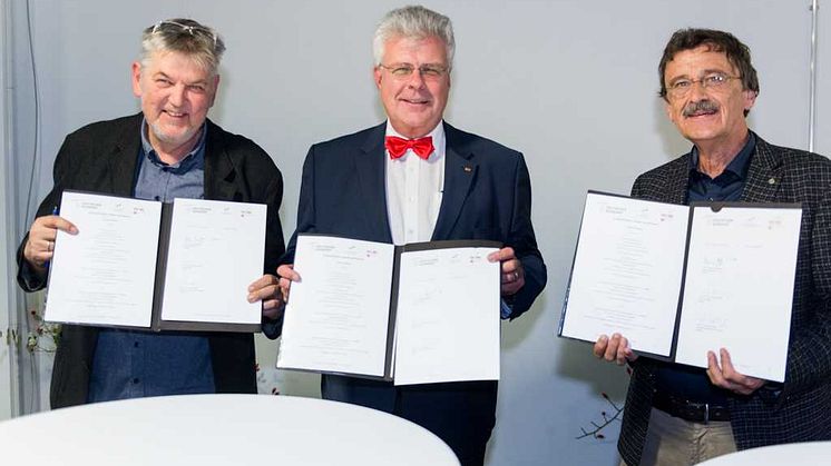 (v.l.) Prof. Dr. Lutz Neugebauer, 1. Vors. der D. Gesell. für Musiktherapie, Prof. Christian Höppner, Generalsekretär des D. Musikrats, und Prof. Dr. Theo Hartogh, 2. Vors. der D. Gesell. für Musikgeragogik. Foto: Fabian Lippke/Landesmusikrat Hamburg