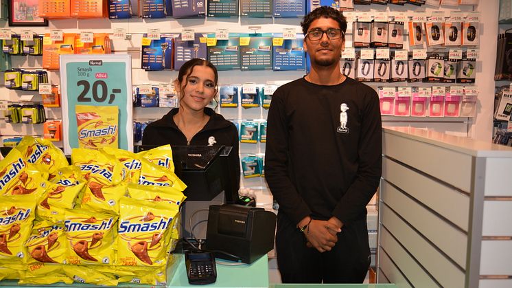 Nezhla (16) og Dilogen (17) fikk sommerjobb gjennom Bydel Stovner og jobber i butikken Normal på Stovner-senteret.