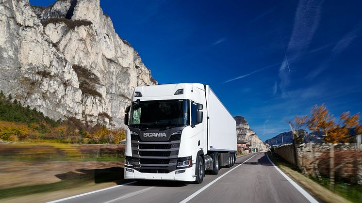Nachhaltig im Fernverkehr unterwegs: der Scania R 410 LNG. 