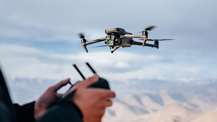Mavic 3 Pro DJI Pro RC lifestyle 2