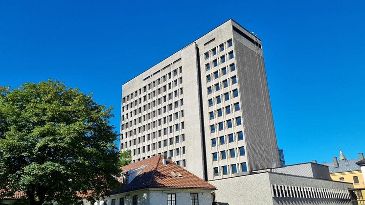 Bergen rådhus ble tegnet av arkitekt Erling Viksjø og ført opp tidlig på 70-tallet. Rådhuset har lenge vært et ikonisk bygg i byen, kjent for sin brutalistiske arkitektur og symbolverdi. Foto: Henning Målsnes