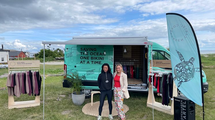 Katrine Lee Larsen og Lene Dahlquist foran den 100 % elektriske E-Transit. 