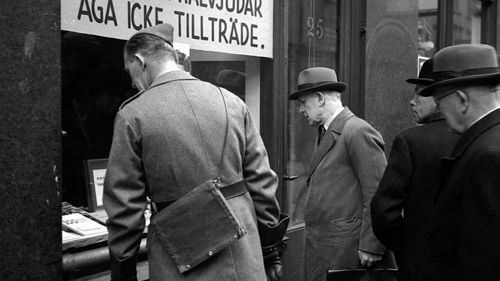 Bokhandlare Åbergs skyltfönster med antisemitisk propaganda, Stockholm 1941. Foto: Historisk Bildbyrå / Karl Sandels samling