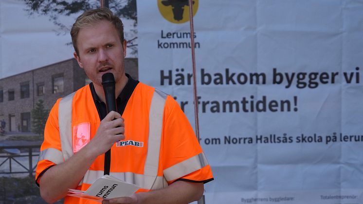 Viktor Lundblad vid taklagsfest Norra Hallsås skola