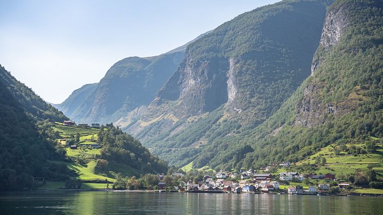 To for en. På et Fjord Cruise Nærøyfjord seiler man også gjennom Aurlandsfjorden