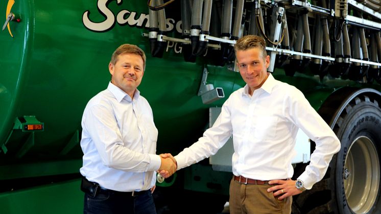 Svend Skov Olesen, exportchef för Samson tillsammans med Swedish Agro Machinerys vd Björn Pettersson.  Foto: Swedish Agro Machinery
